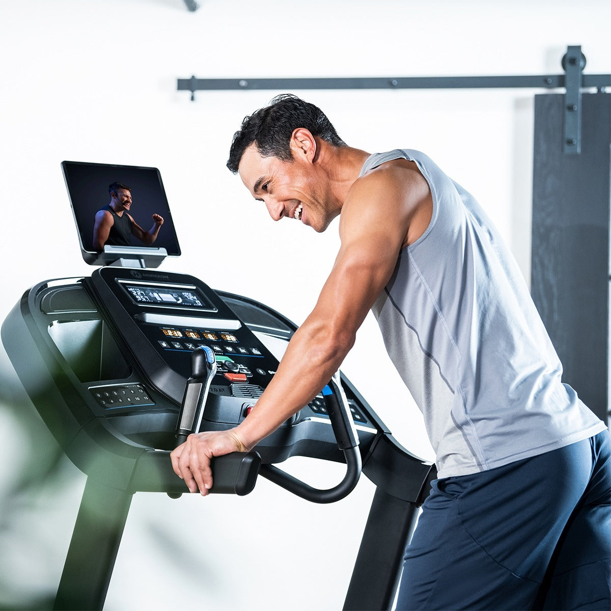 cinta de correr plegable 7.0at 24 horizon fitness hombre descanso