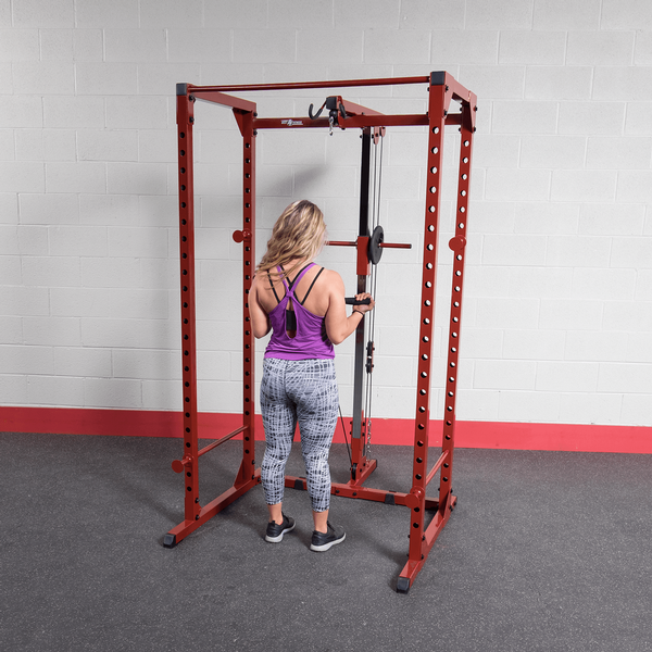BestFitness PowerRack con accesorio Lat y usuario usando palanca superior- Sportech Fitness