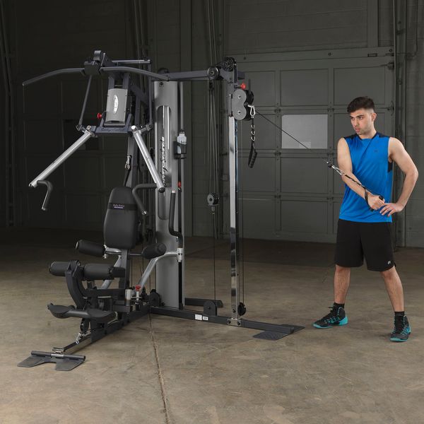 Usuario ejercitando brazo derecho con manija lateral