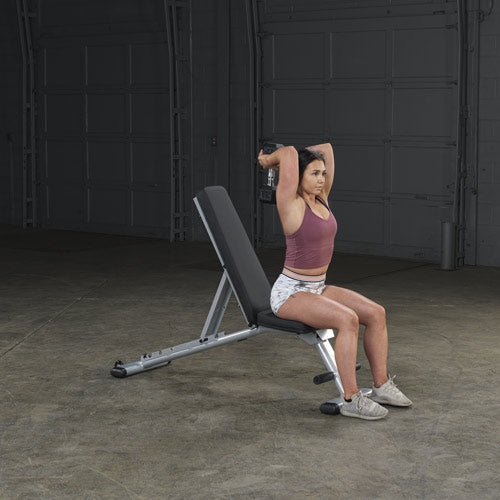 Banco Plegable Body-Solid con usuario ejercitandose con mancuernas