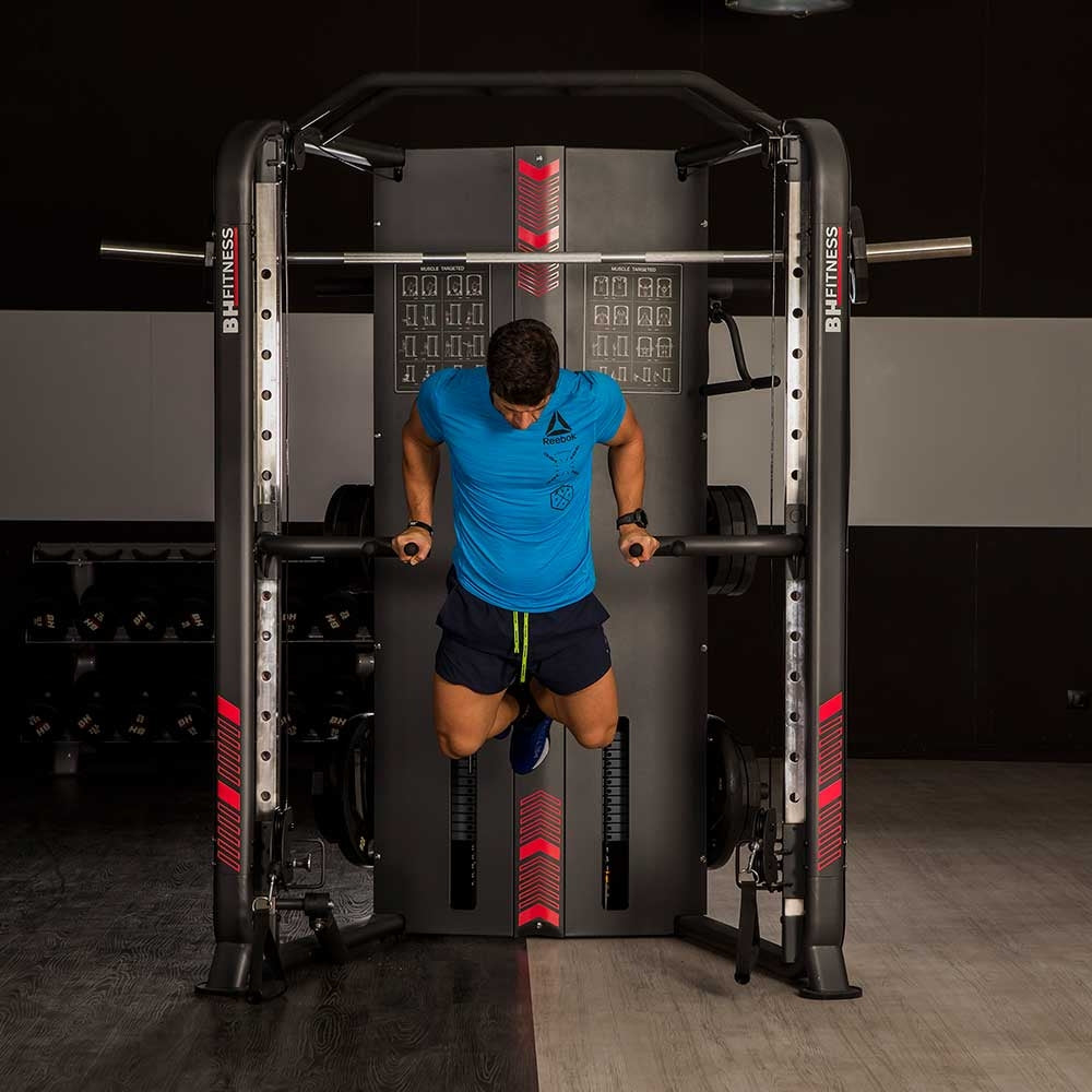 Persona utilizando la Rack Smith G160 BH- Sportech Fitness