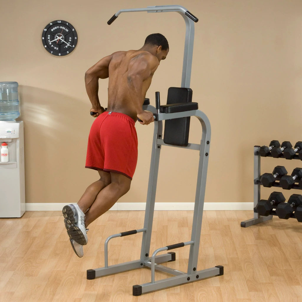 Maquina de inmersion vertical con elevacion de rodilla de Body-solid, vista general frontal, ejemplo de ejercico- Sportech Fitness