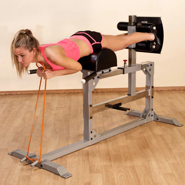 Maquina para gluteos y muslos de Body-solid, vista general lateral con ejemplo de ejercicios: Brazos