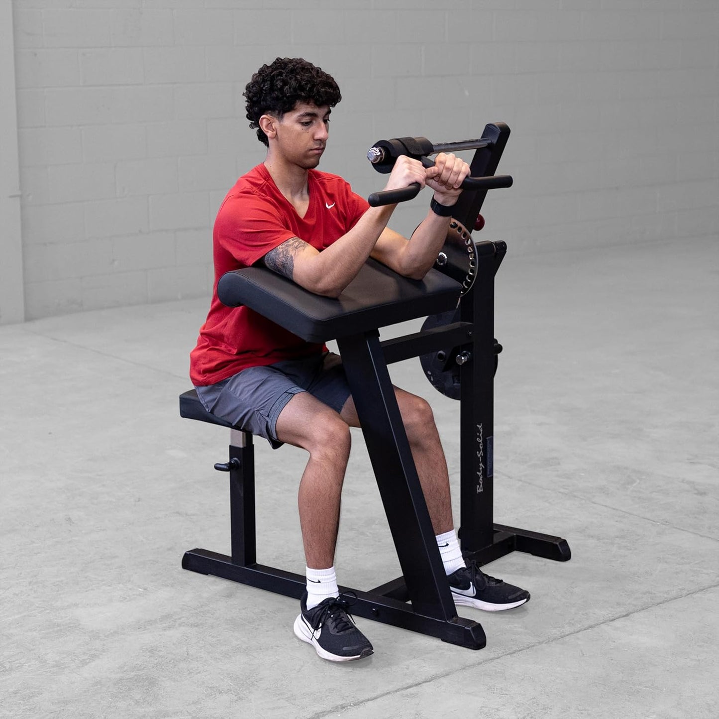 MÁQUINA DE BÍCEPS E TRÍCEPS CORPO SÓLIDO GCBT380 