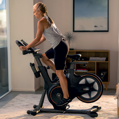Mujer utilizando la Bicicleta de spinning ICR50 Limited Edition Matrix Fitness