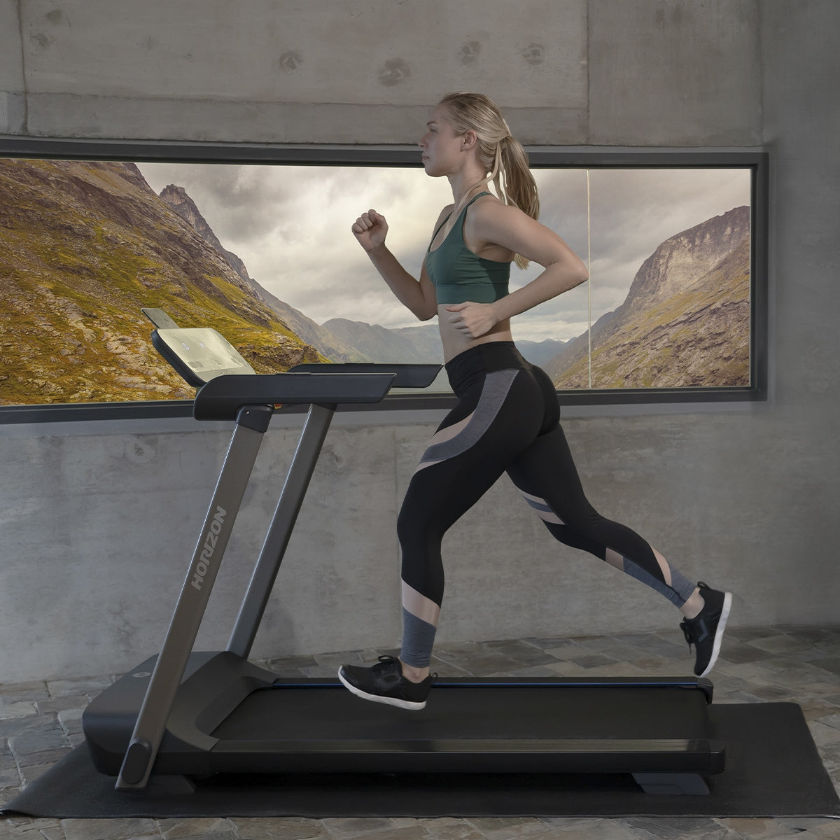 cinta-de-correr-plegable-evolve3.0 horizon fitness johnson usuario corriendo en casa