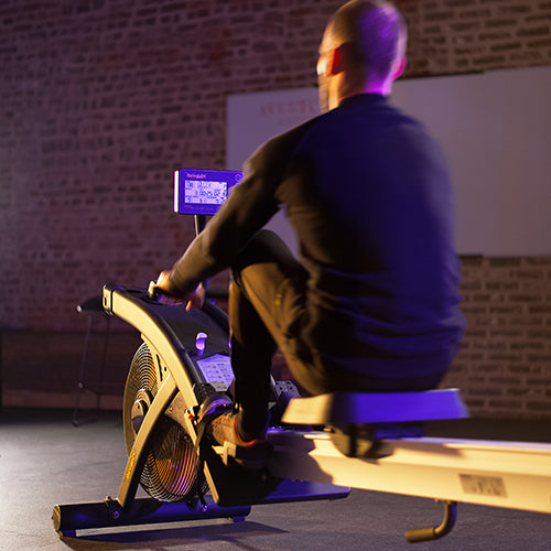 Usuario ejercitandose con el remo de aire renegade Evocardio- Sportech fitness