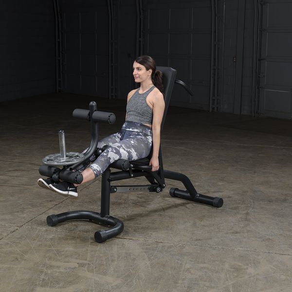 Banco de Palanca Body-Solid con usuario sentado ejercitando piernas