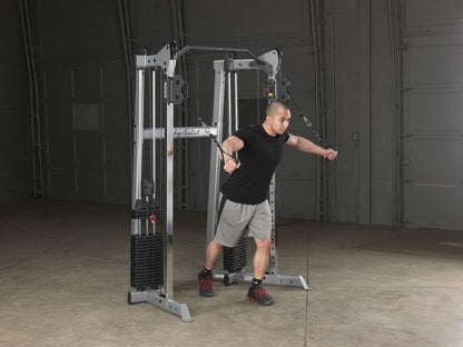 Usuario ejercitandose con la Crossover training center 2x75kg Body-solid- Sportech fitness