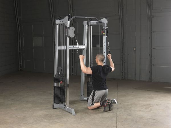 Usuario ejercitandose con la Crossover training center 2x75kg Body-solid- Sportech fitness