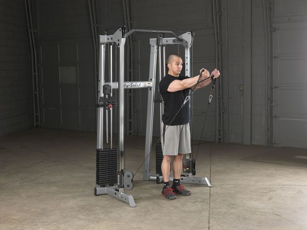 Usuario ejercitandose con als poleas de la Crossover training center 2x75kg Body-solid- Sportech fitness