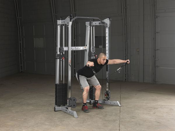 Uusuario ejercitandose con la Crossover training center 2x75kg Body-solid- Sportech fitness