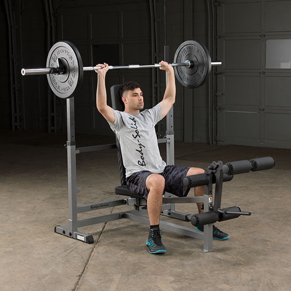 Banco Power Center de Body-Solid con usuario sentado levantando pesas- Sportech Fitness