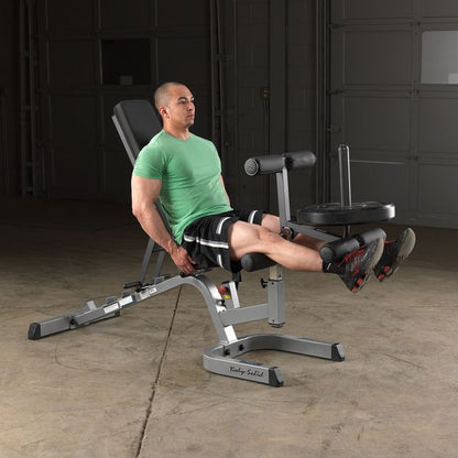 Banco Body-Solid inclinable con usuario sentado ejercitando piernas
