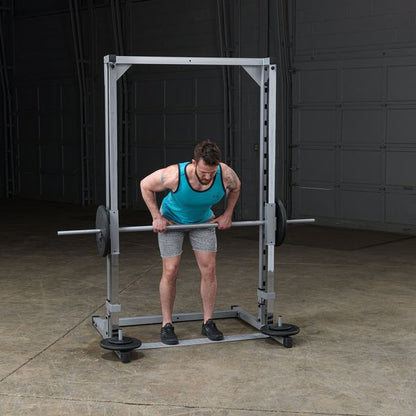 PowerLine Smith Machine con usuario de pie haciendo levantamiento de pesa