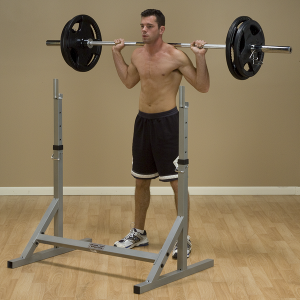 Powerline Squat Rack con usuario levantando pesa olimpica