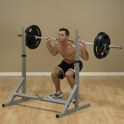 Powerline Squat Rack con usuario levantando pesa olimpica