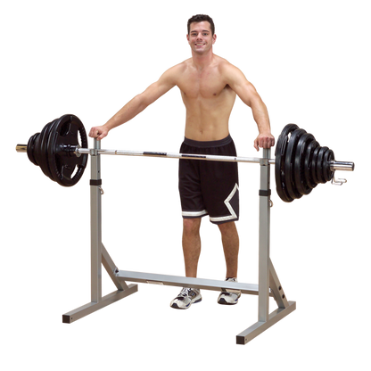 Powerline Squat Rack con pesa olimpica junto a usuario