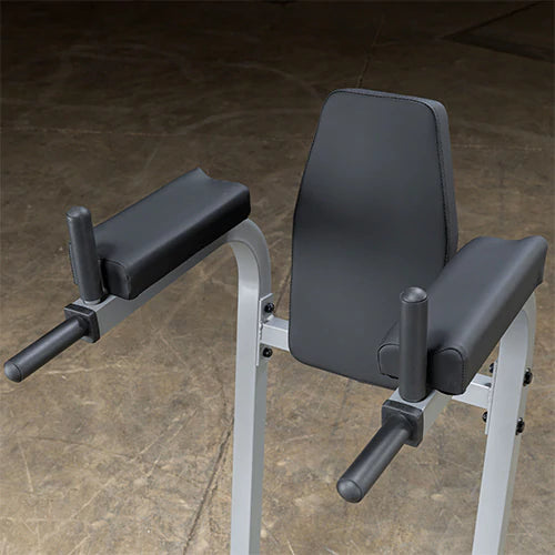 Estacion Body-solid para elevacion de piernas y fondos, vista detalle almohadillas espalda y brazos