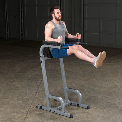 Estacion Body-solid para elevacion de piernas y fondos, vista general lateral, demostracion de ejercicios