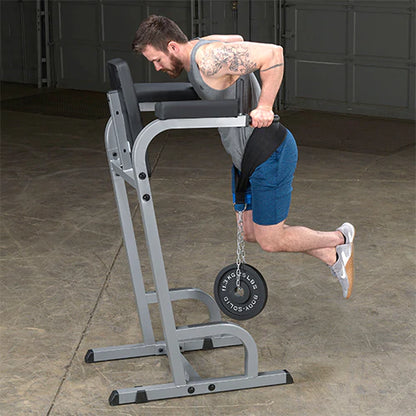 Estacion Body-solid para elevacion de piernas y fondos, vista general lateral, demostracion de ejercicios