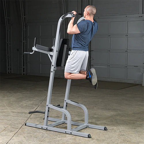 Estacion vertical de Body-solid, vista general semi lateral, ejemplo de ejercicio